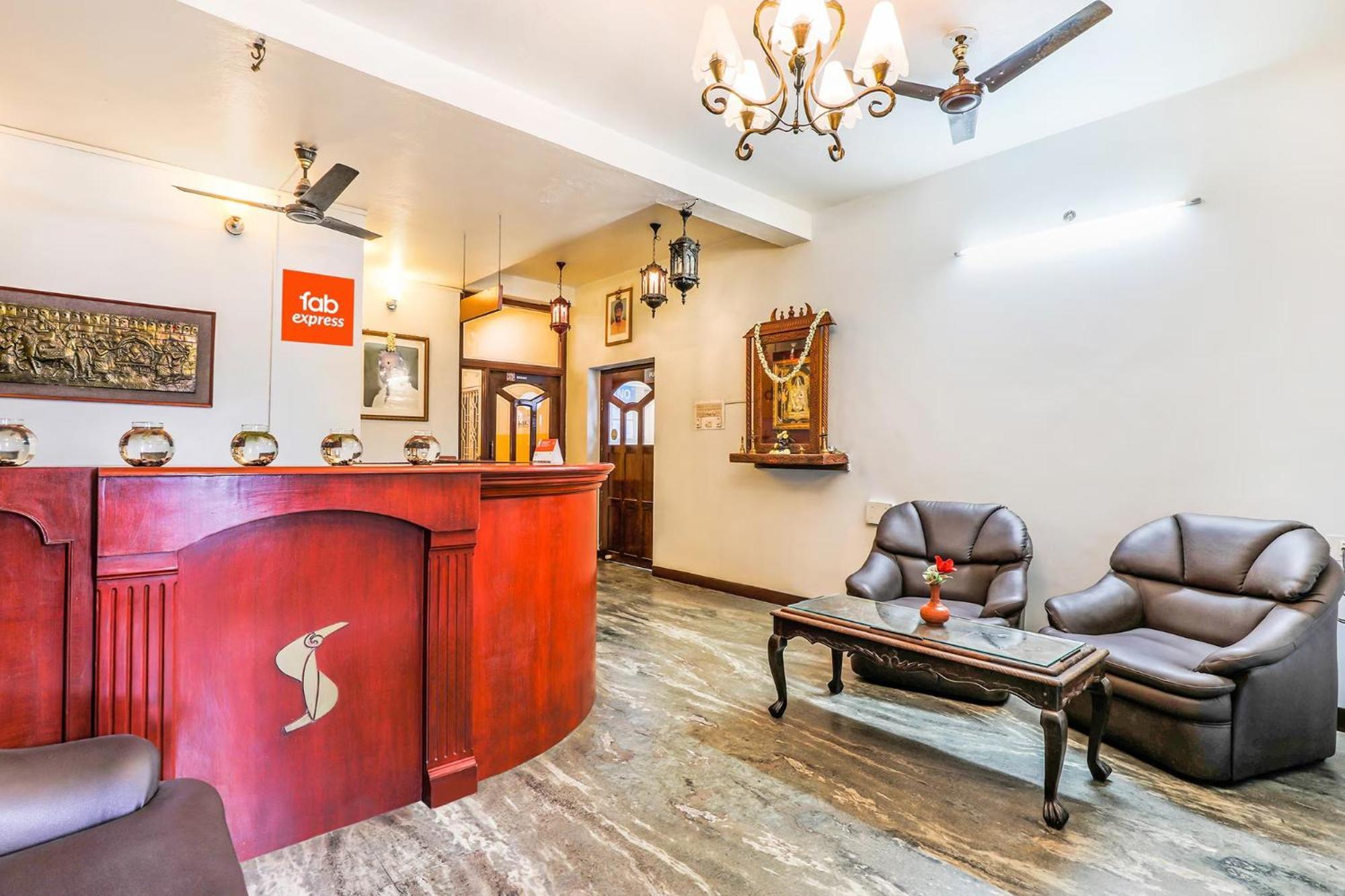 פונדיצ'רי Fabexpress Santhi Inn - 500 Meters From Promenade Beach מראה חיצוני תמונה