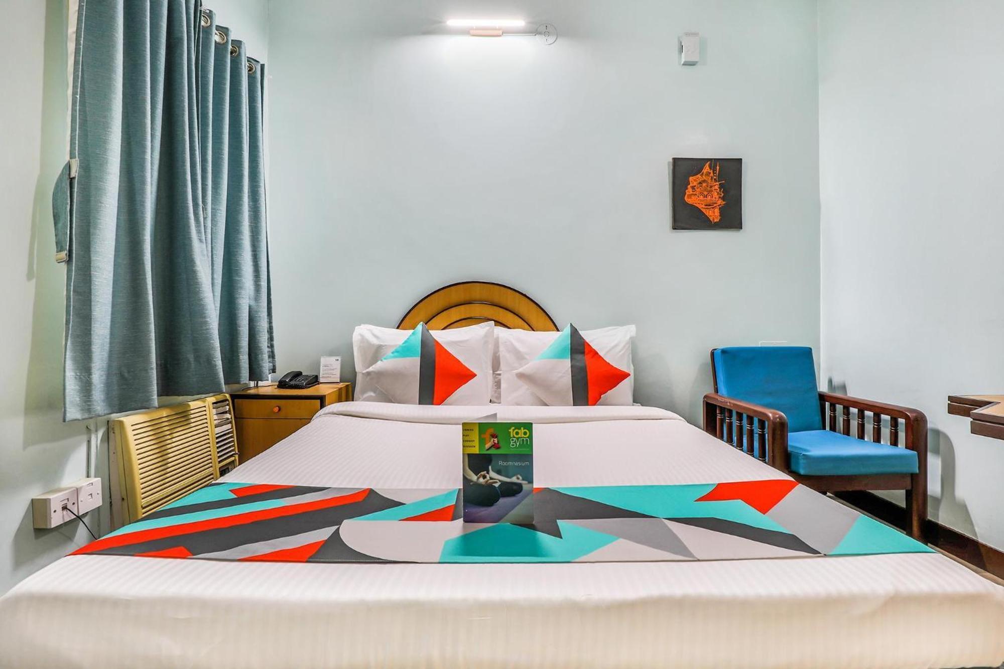 פונדיצ'רי Fabexpress Santhi Inn - 500 Meters From Promenade Beach מראה חיצוני תמונה