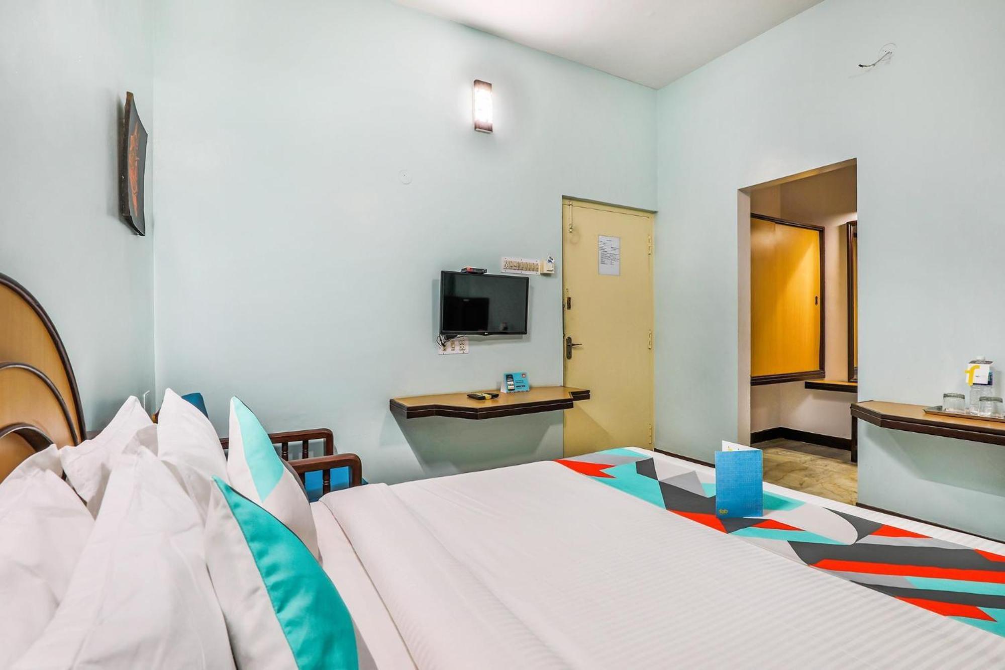 פונדיצ'רי Fabexpress Santhi Inn - 500 Meters From Promenade Beach מראה חיצוני תמונה